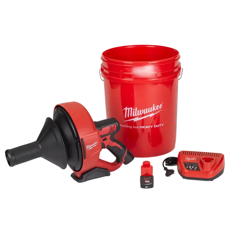 Complete set van de Milwaukee M12 ontstoppingsmachine inclusief M12 accu, lader en beschermende opbergtrommel.